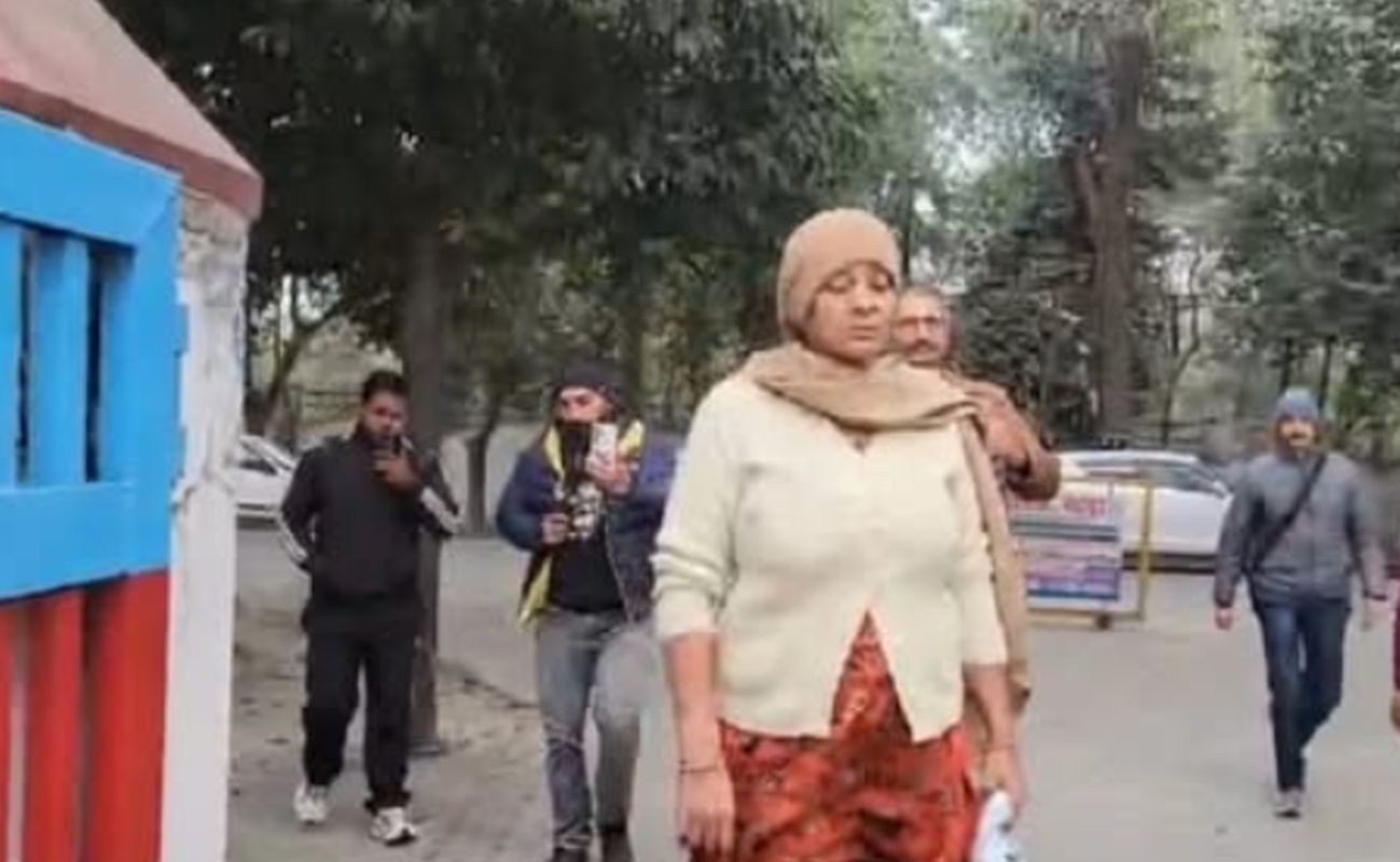 रुद्रपुर पुलिस कार्यालय में अफरा-तफरी, पेट्रोल की बोतल लेकर पहुंची महिला 1 रुद्रपुर न्यूज, संपत्ति विवाद, एसएसपी कार्यालय, उत्तराखंड पुलिस, महिला मामला