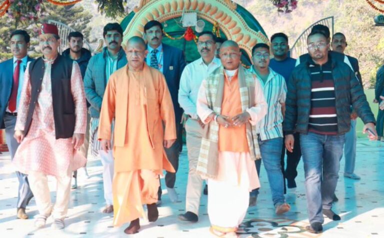 योगी आदित्यनाथ ने सिद्धबली बाबा के दर्शन किए