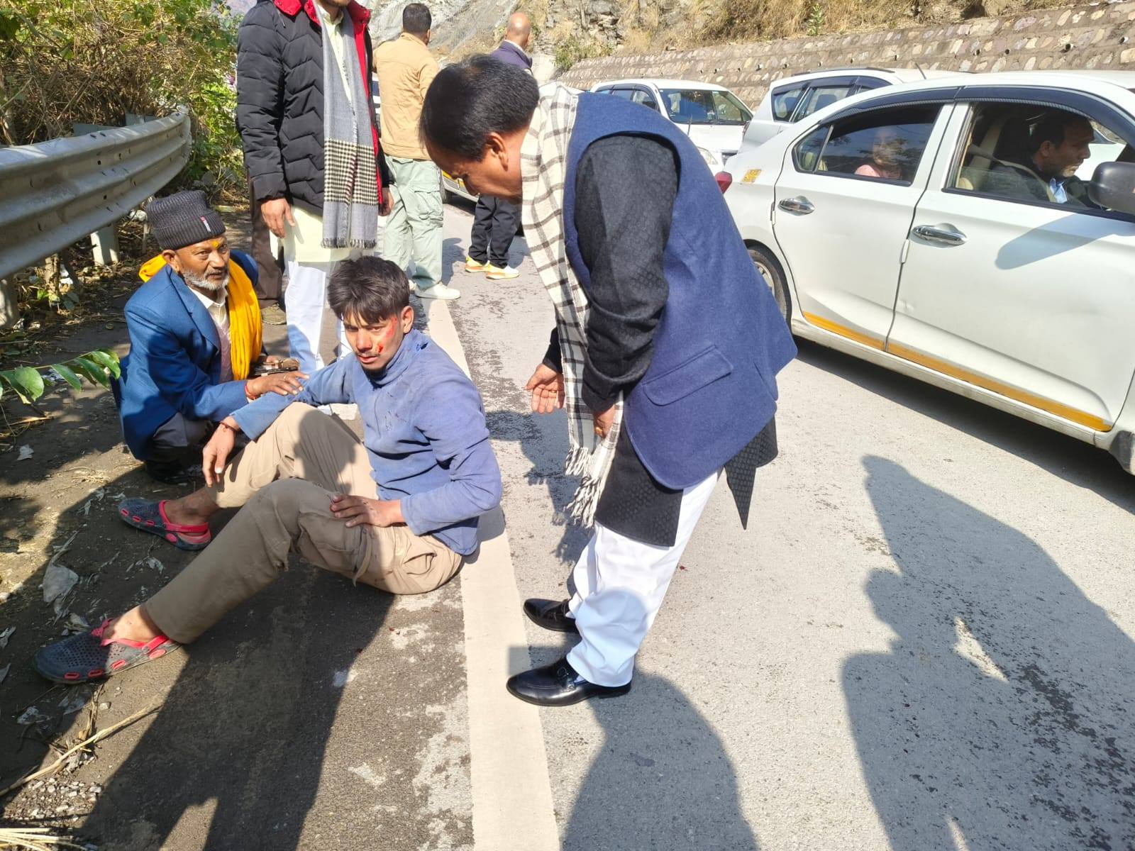 सड़क हादसा देख मंत्री धन सिंह रावत ने रुकवाया काफिला, घायल युवक की मदद 1 सड़क हादसा देख रुके मंत्री धन सिंह रावत | घायल युवक की मदद