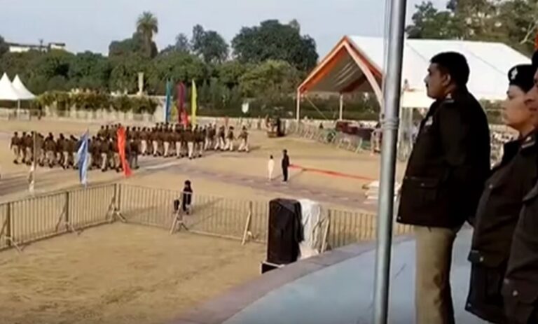 77वें गणतंत्र दिवस परेड की रिहर्सल का एसएसपी ने किया निरीक्षण, सुरक्षा निर्देश जारी 11 देहरादून में गणतंत्र दिवस परेड की रिहर्सल | SSP ने दिए सुरक्षा निर्देश