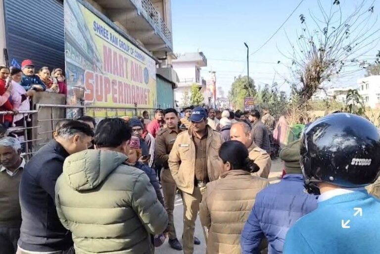 अमित ग्राम में वन भूमि पर तारबाड़ का विरोध