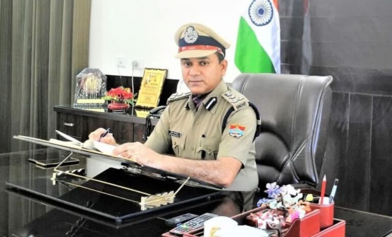 होमगार्ड वर्दी घोटाला: मुख्यमंत्री धामी ने डिप्टी कमांडेंट अमिताभ श्रीवास्तव को किया निलंबित 9 होमगार्ड वर्दी घोटाला | सीएम धामी की सख्त कार्रवाई, अफसर निलंबित