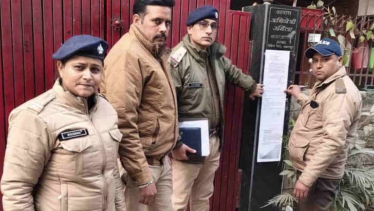 उर्मिला सनावर की बढ़ीं मुश्किलें, पेश न होने पर गिरफ्तारी वारंट की तैयारी 2 उर्मिला सनावर की बढ़ीं मुश्किलें | पुलिस नोटिस के बाद गिरफ्तारी की तैयारी