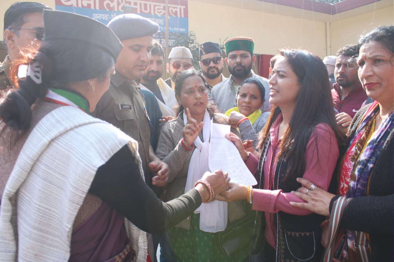 स्वर्गाश्रम में यमकेश्वर विधायक के खिलाफ प्रदर्शन | लक्ष्मणझूला थाना घेराव