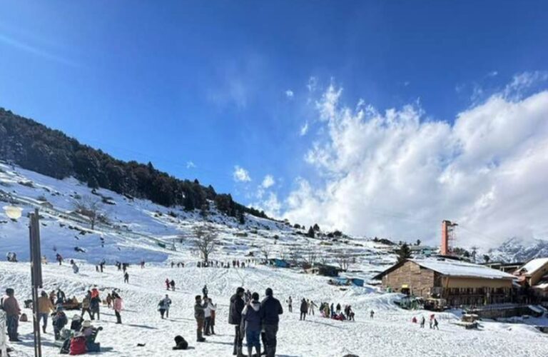 बर्फबारी के बाद औली में सैलानियों की भीड़ | Auli Snowfall