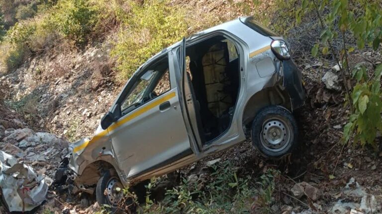 रात में हादसा, सुबह चला पता: गंगोलीहाट में ऑल्टो कार 100 मीटर खाई में गिरी 5 पिथौरागढ़ गंगोलीहाट सड़क हादसा | खाई में गिरी कार, चालक की मौत