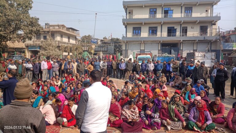बापूग्राम में धरना | वन विभाग की फेंसिंग का विरोध
