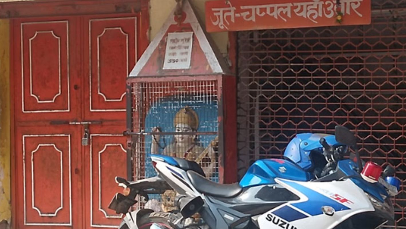 लक्ष्मणझूला में बीकेटीसी की कार्रवाई | ट्रस्ट कार्यालय पर ताला, दुकानें बंद