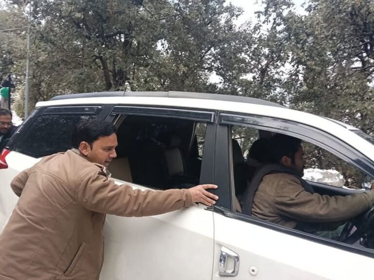 चकराता में बर्फबारी का असर | 7 KM लंबा जाम, पर्यटक फंसे