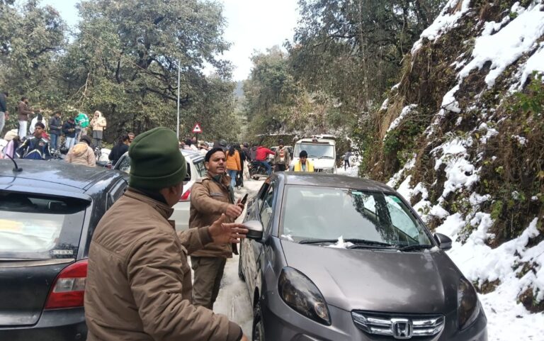 चकराता में बर्फबारी के बाद सैलानियों का सैलाब, कई किलोमीटर लंबा जाम 9 चकराता में बर्फबारी के बाद सैलानियों का सैलाब | जाम की स्थिति