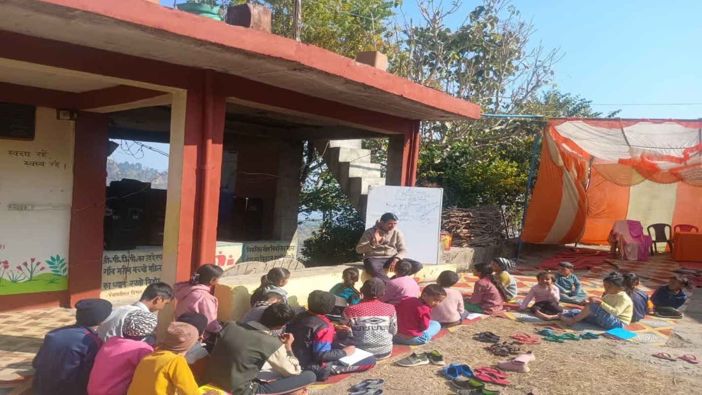 चंपावत की अमौली पंचायत की अनूठी पहल | शीतकालीन अवकाश में भी जारी पढ़ाई