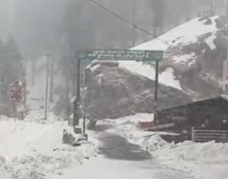 चकराता में बर्फबारी के बाद हालात | सड़कें खुलीं, गांव अंधेरे में