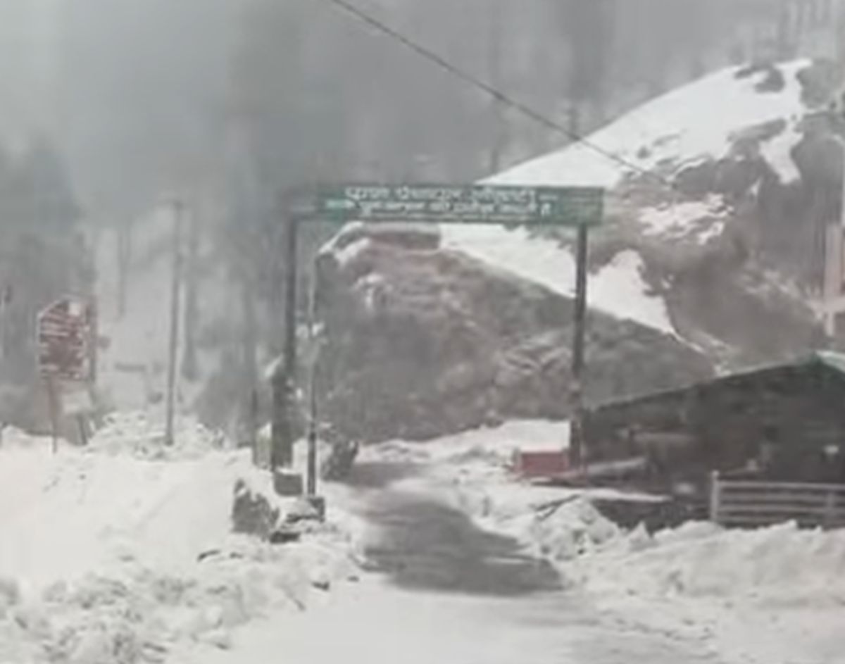 चकराता में बर्फबारी के बाद हालात | सड़कें खुलीं, गांव अंधेरे में