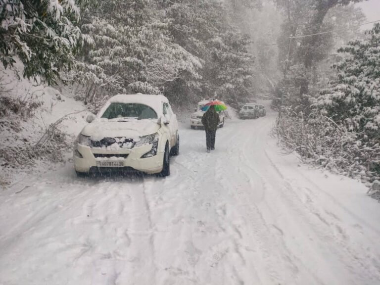 चोपता में भारी बर्फबारी | उमड़े पर्यटक, सड़क पर लगा लंबा जाम