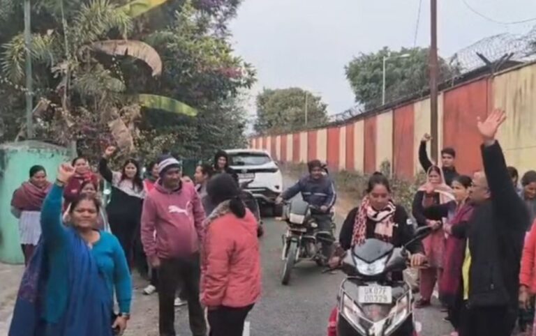 देहरादून एयरपोर्ट प्रभावितों ने बैठक का किया बहिष्कार, प्रशासन के खिलाफ नारेबाजी 3 देहरादून एयरपोर्ट प्रभावितों का आक्रोश | बैठक छोड़ की नारेबाजी