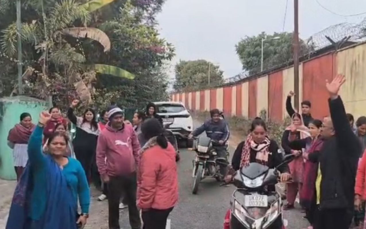 देहरादून एयरपोर्ट प्रभावितों का आक्रोश | बैठक छोड़ की नारेबाजी