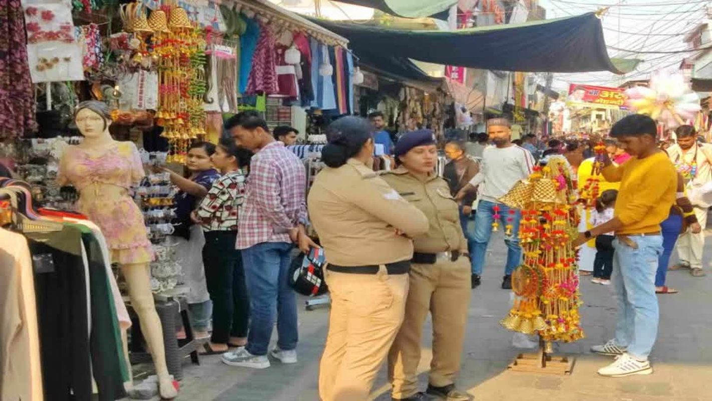 देहरादून में उत्तराखंड बंद का असर, बाजार खुले लेकिन प्रदर्शन तेज 1 अंकिता भंडारी केस पर उत्तराखंड बंद | देहरादून में क्या खुले, क्या बंद?