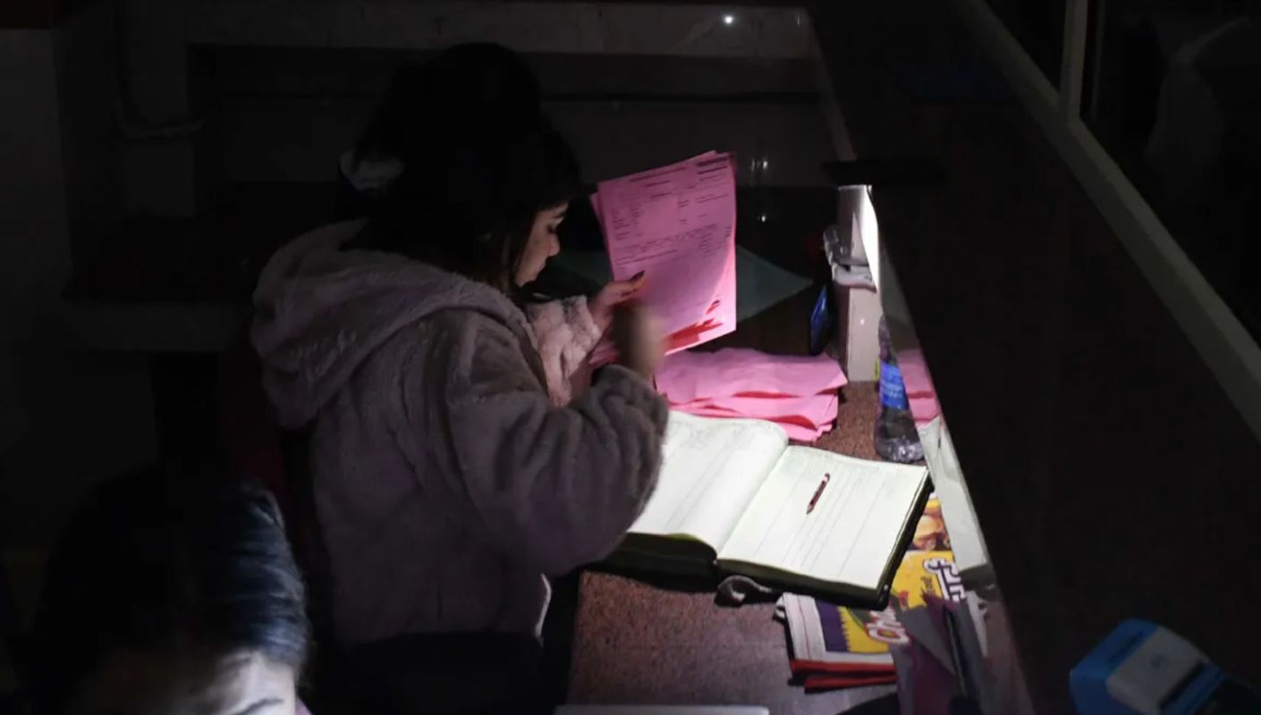 दून अस्पताल की ओपीडी अंधेरे में | मोबाइल की रोशनी में इलाज | Dehradun News