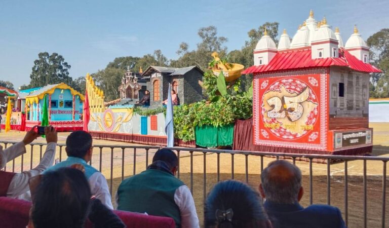 देहरादून परेड ग्राउंड में 77वें गणतंत्र दिवस का भव्य आयोजन, झांकियों और परेड ने मोहा मन 9 देहरादून परेड ग्राउंड में गणतंत्र दिवस समारोह | झांकियों का भव्य प्रदर्शन