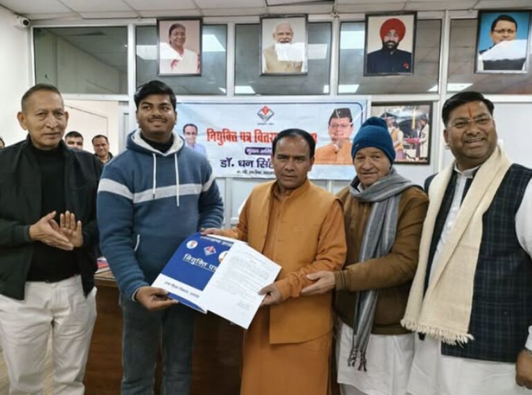 उच्च शिक्षा विभाग को मिले 10 नए प्रयोगशाला सहायक, मंत्री धन सिंह रावत ने बांटे नियुक्ति पत्र 2 उच्च शिक्षा विभाग में 10 प्रयोगशाला सहायकों की नियुक्ति