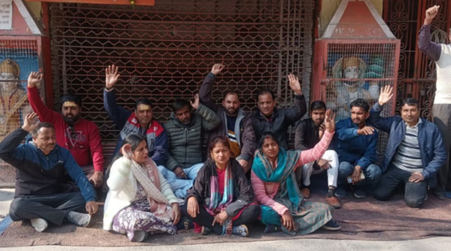 लक्ष्मणझूला विवाद | 14 मंजिला भवन का गेट बंद, व्यापारी धरने पर