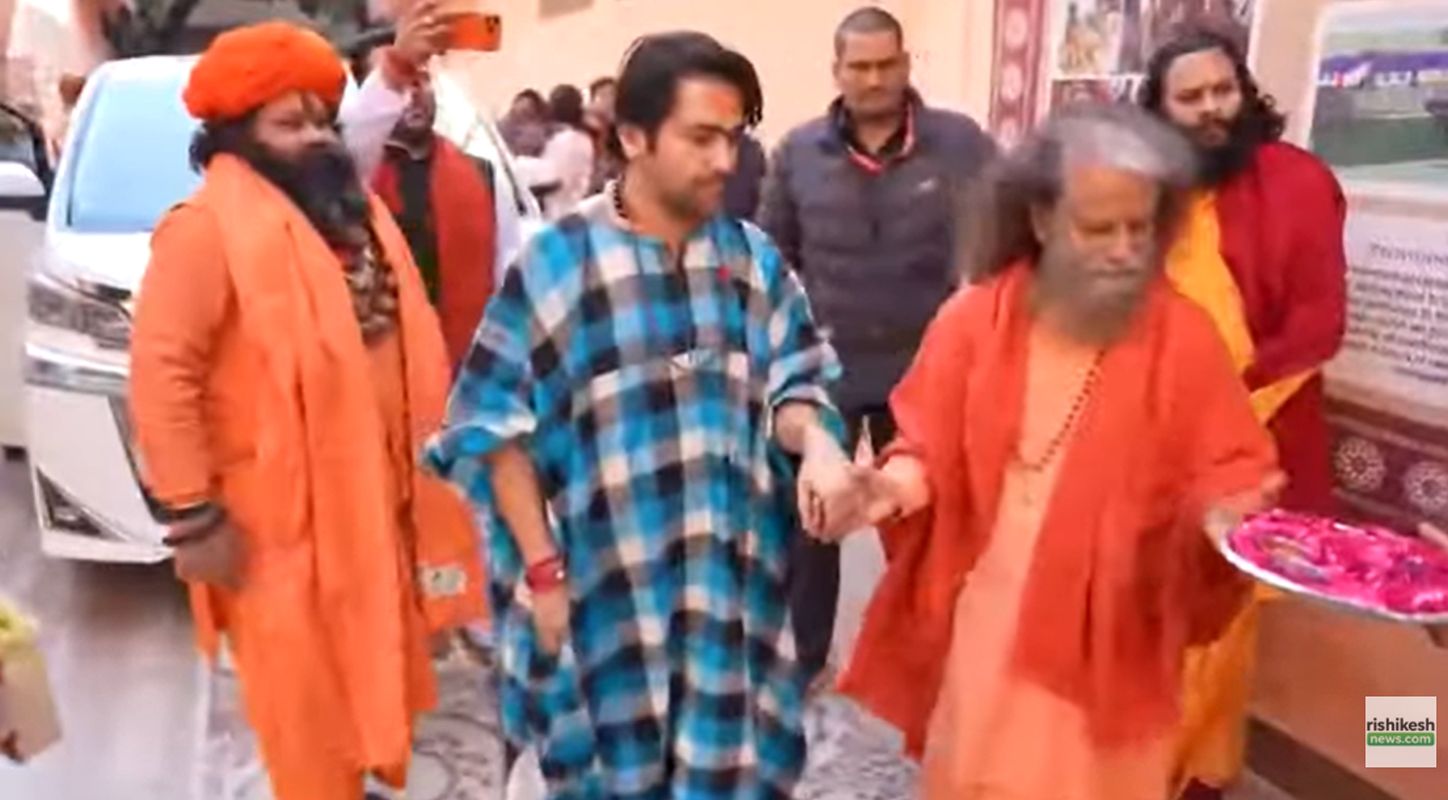 ऋषिकेश में संत समागम | परमार्थ निकेतन पहुंचे आचार्य धीरेन्द्र कृष्ण शास्त्री