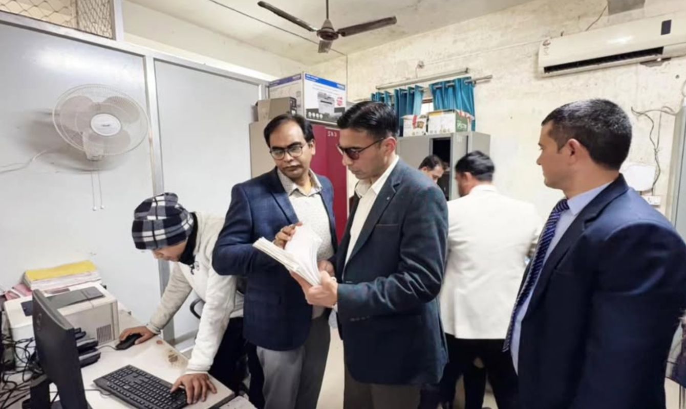 ऋषिकेश तहसील में डीएम का औचक निरीक्षण