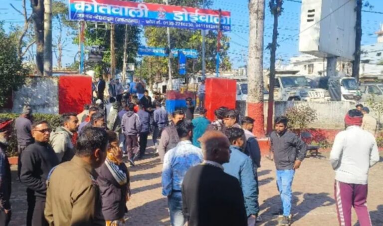 डोईवाला में स्कूल में घुसकर छात्राओं से अभद्रता, शिक्षकों से मारपीट; आरोपित गिरफ्तार 8 डोईवाला स्कूल घटना | छात्राओं से अभद्रता, आरोपी गिरफ्तार