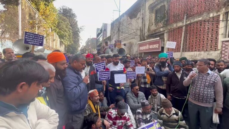 देहरादून में ऑटो चालकों का प्रदर्शन | सीएम आवास कूच रोका गया