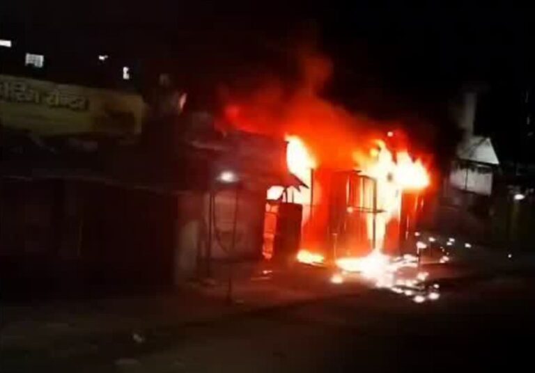 ज्वालापुर में टायर की दुकान में भीषण आग, धमाकों से मची अफरा-तफरी 9 ज्वालापुर में टायर दुकान में भीषण आग | धमाकों से दहशत