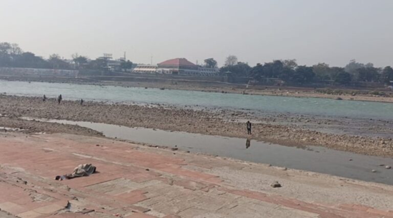 मकर संक्रांति पर ऋषिकेश में गंगा पीछे हटी | स्नान को लेकर बढ़ी चिंता