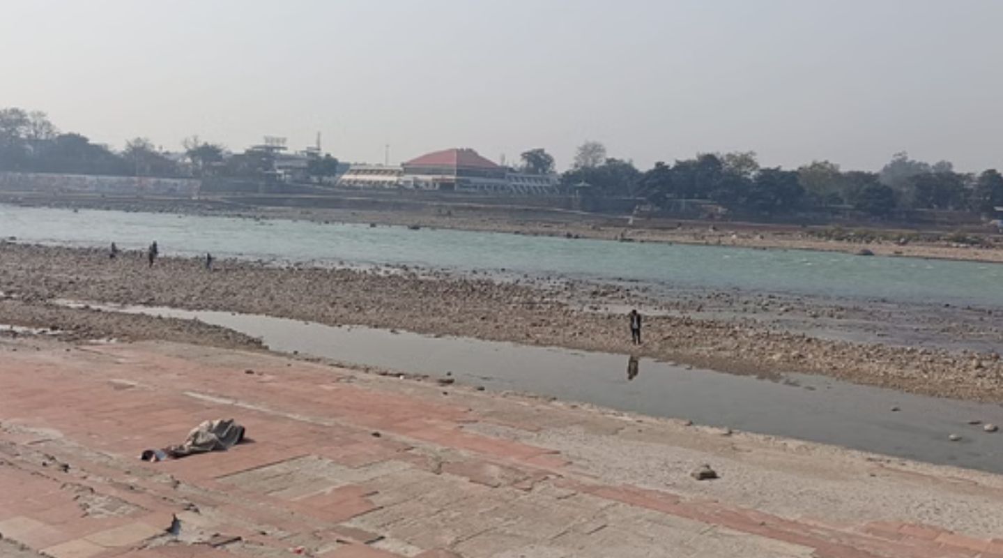 मकर संक्रांति पर ऋषिकेश में गंगा पीछे हटी | स्नान को लेकर बढ़ी चिंता