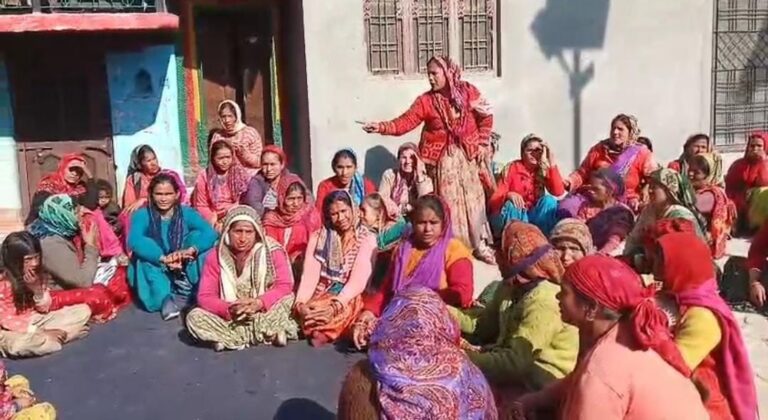 महिलाओं और बच्चों के हित में बड़ा निर्णय, रुद्रप्रयाग का गांव बना शराबमुक्त 2 रुद्रप्रयाग का गांव बना शराबमुक्त | 21 हजार जुर्माने का ऐलान