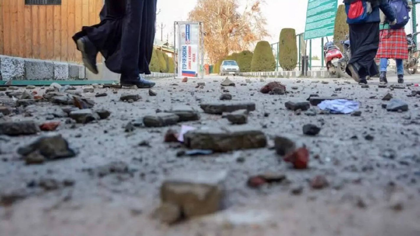 हरिद्वार के बोडाहेड़ी गांव में दो पक्षों में खूनी संघर्ष, पथराव में छह घायल 1 हरिद्वार: बोडाहेड़ी गांव में मारपीट के बाद पथराव, वीडियो सोशल मीडिया पर वायरल