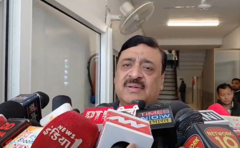 हरकी पैड़ी बैनर विवाद पर सतर्क प्रशासन, कमिश्नर बोले—तथ्य जांच के बाद निर्णय 2 हरकी पैड़ी बैनर विवाद पर कमिश्नर का बयान, जांच के बाद फैसला