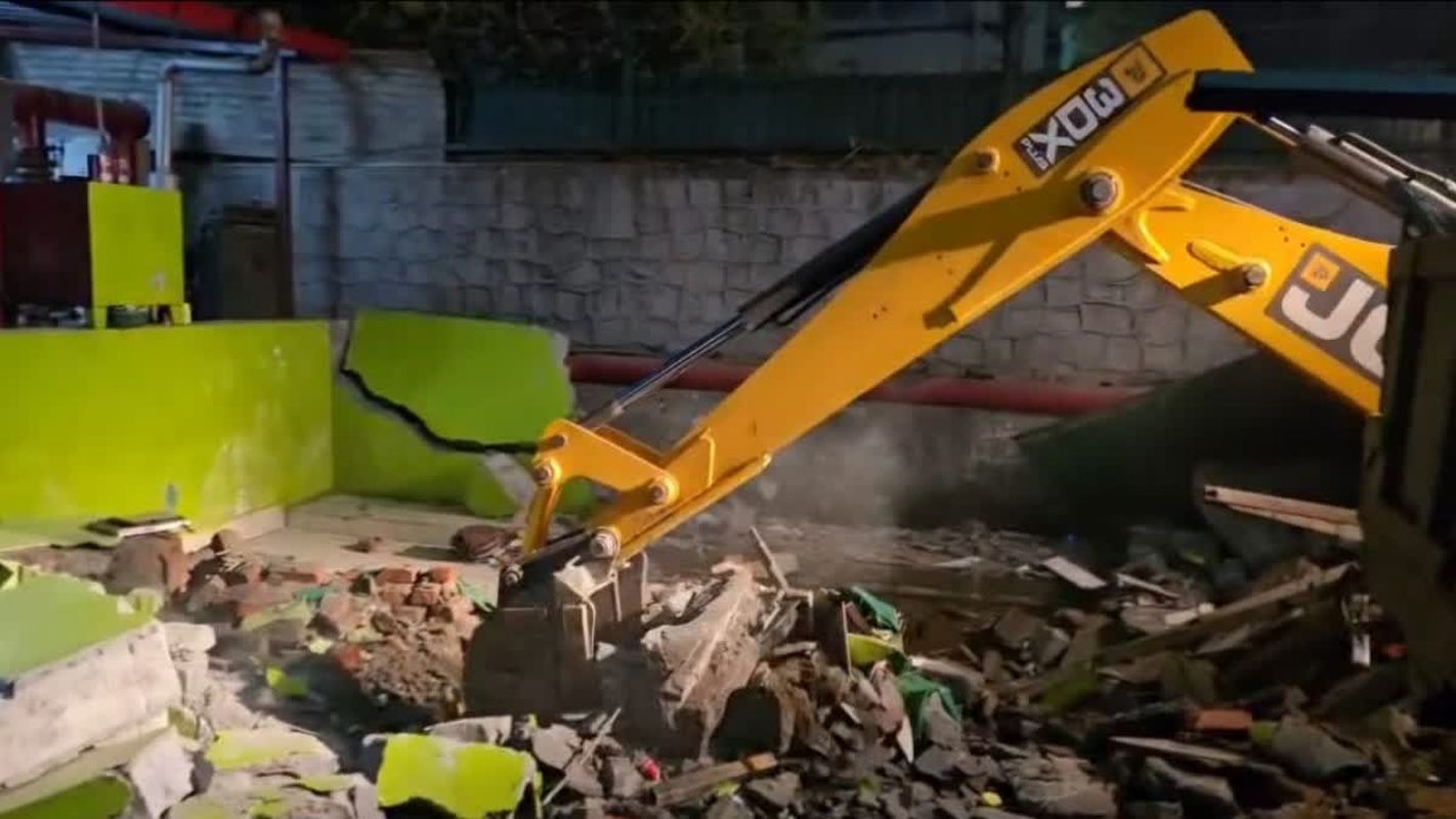 देहरादून में बुलडोजर एक्शन | अवैध मजार ध्वस्त