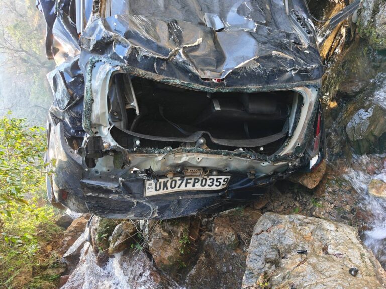 कैंपटी–यमुना पुल सड़क हादसा | खाई में गिरी कार, चालक की मौत