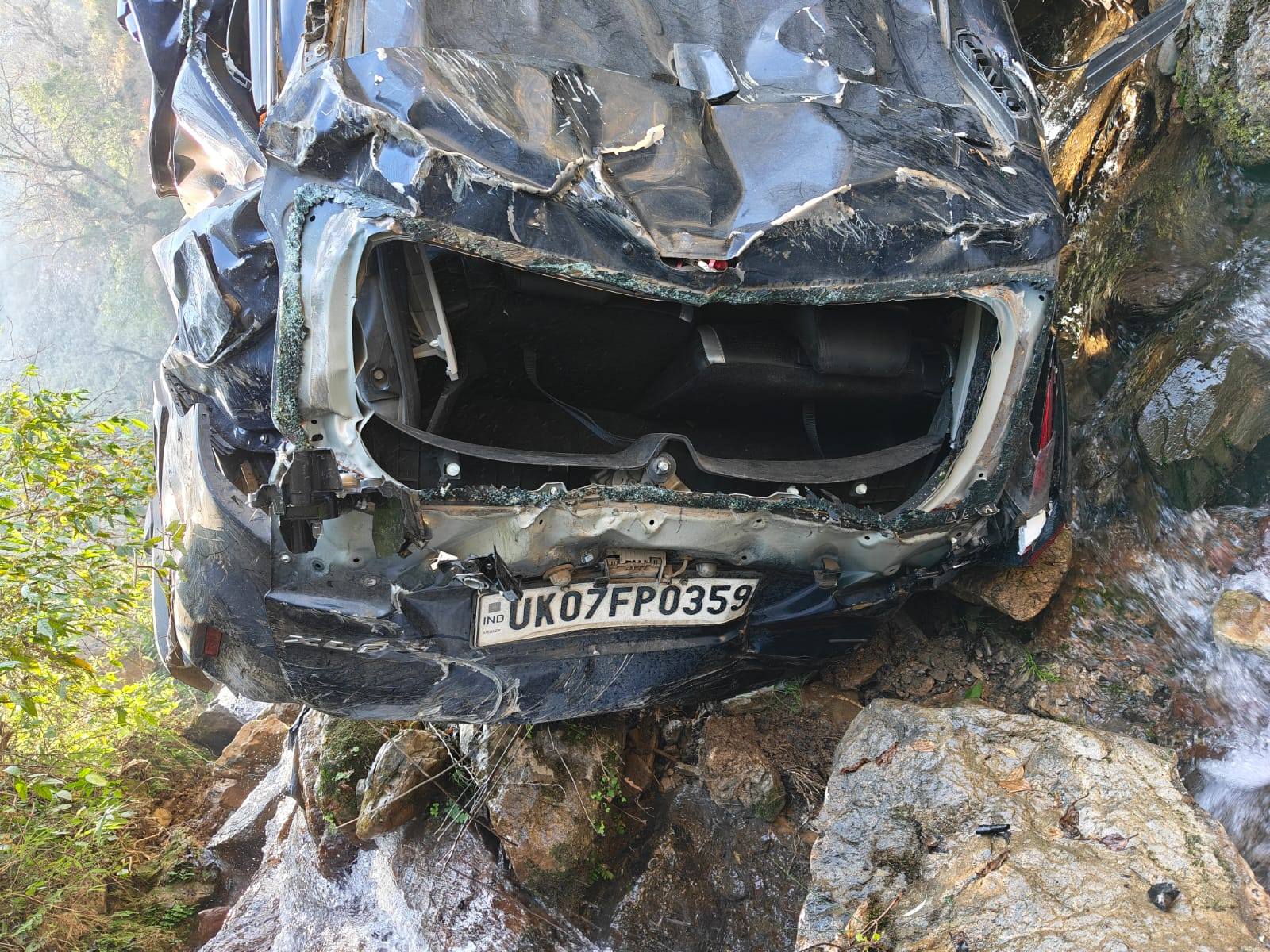 कैंपटी–यमुना पुल सड़क हादसा | खाई में गिरी कार, चालक की मौत