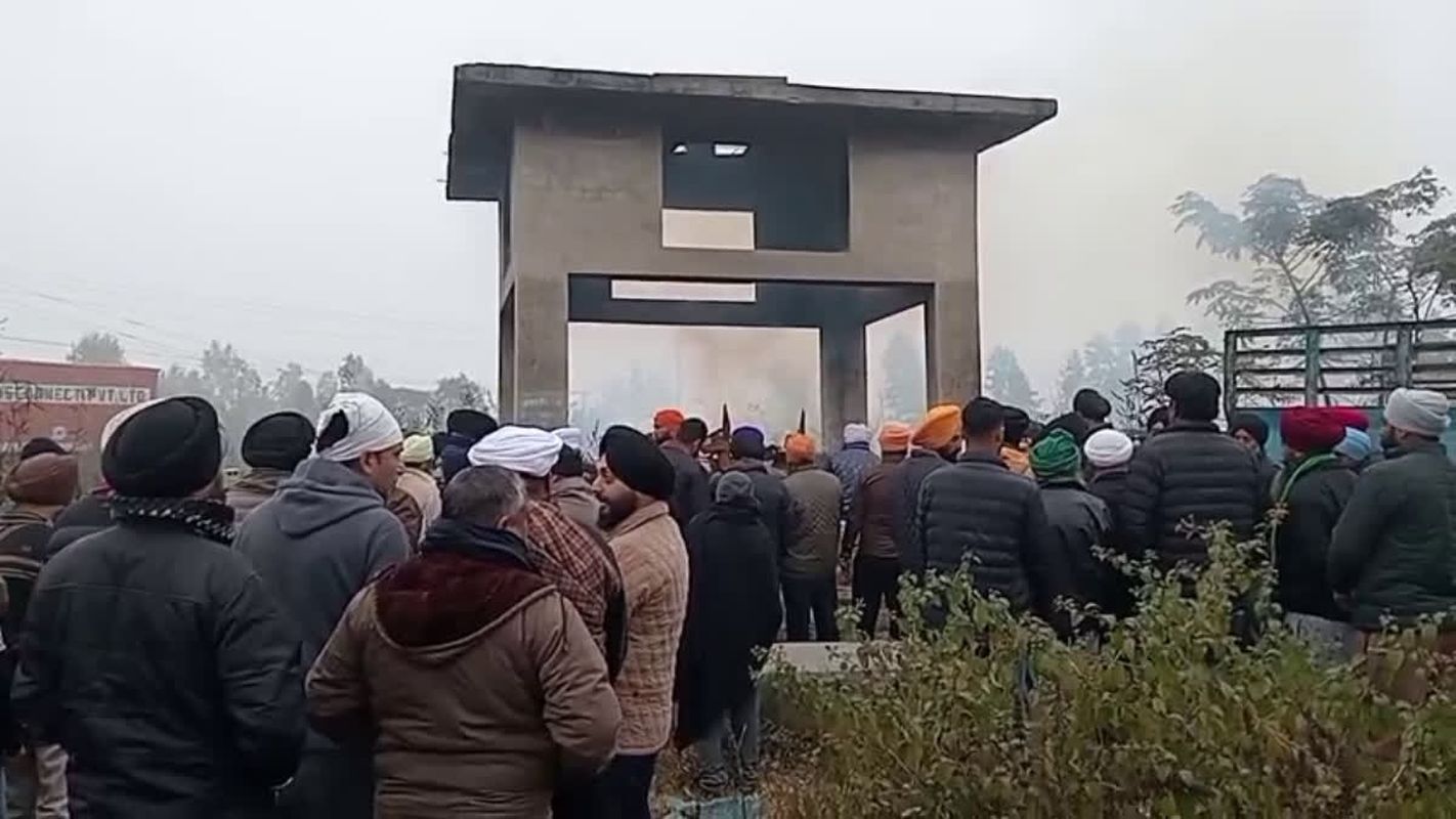 काशीपुर किसान प्रकरण पर सियासी बयानबाजी, अंतिम संस्कार में दिखा जनआक्रोश