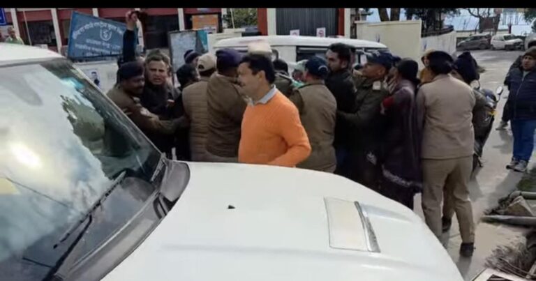 गोपेश्वर में महेंद्र भट्ट को काले झंडे | सांसद चैंपियनशिप में हंगामा