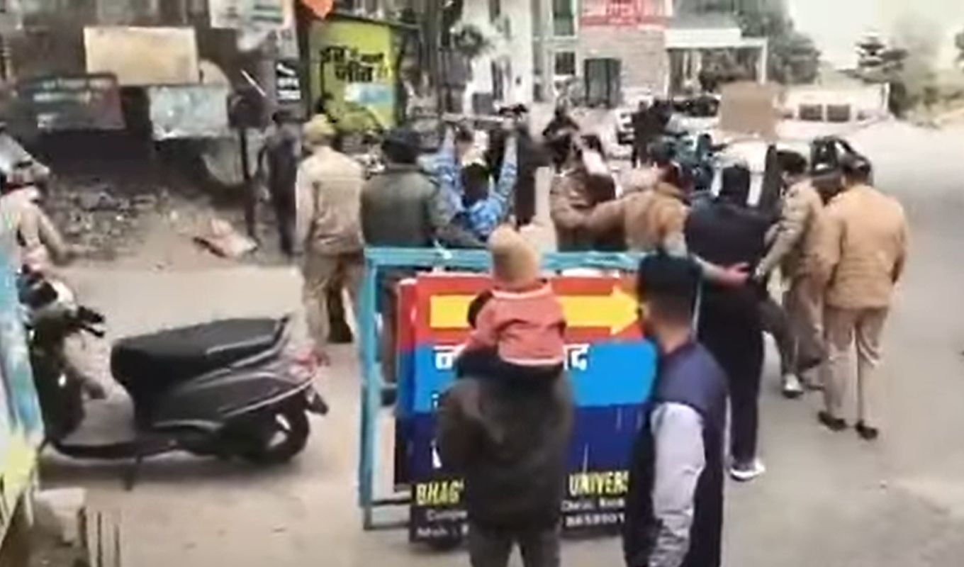 अंकिता भंडारी को न्याय की मांग पर कोटद्वार में प्रदर्शन, भाजपा प्रदेश अध्यक्ष को दिखाए काले झंडे 1 भाजपा प्रदेश अध्यक्ष को दिखाए काले झंडे