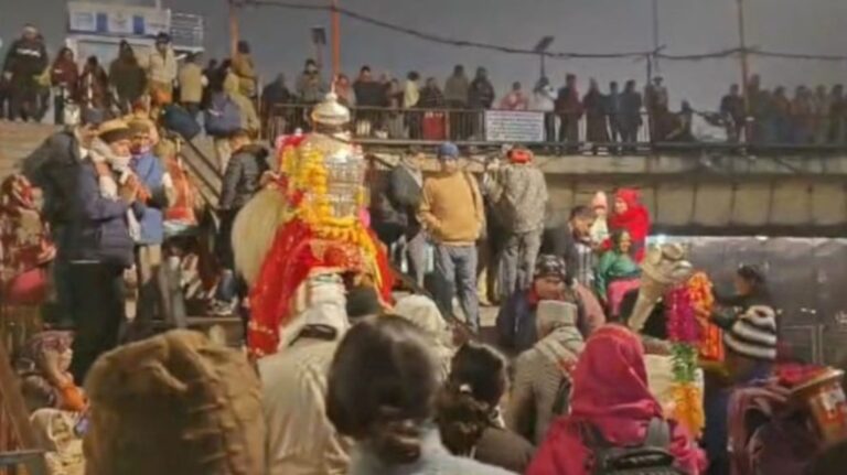 माघ मकर संक्रांति स्नान | घने कोहरे में भी हर की पैड़ी पर आस्था का सैलाब