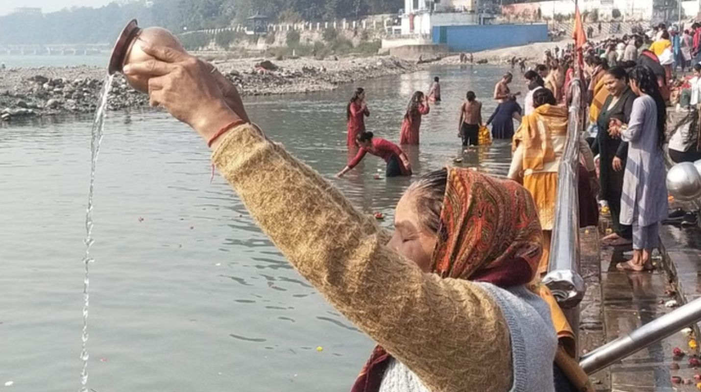 मकर संक्रांति पर ऋषिकेश में गंगा स्नान | देव डोलियों और खिचड़ी प्रसाद की झलक
