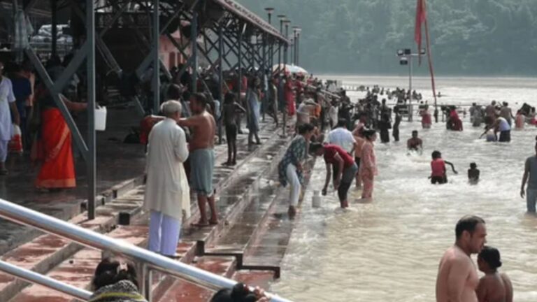 मौनी अमावस्या पर ऋषिकेश में गंगा स्नान | घाटों पर श्रद्धालुओं की भीड़
