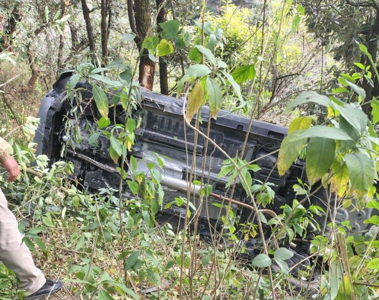 मसूरी में खाई में लटकी कार