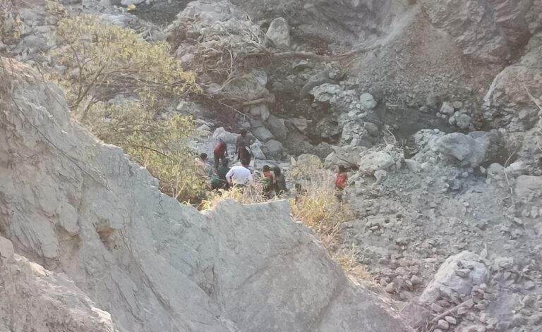 मसूरी में सेल्फी लेते युवक की खाई में गिरकर मौत, रेस्क्यू में लगे पांच घंटे 5 मसूरी में सेल्फी बनी जानलेवा | खाई में गिरने से युवक की मौत