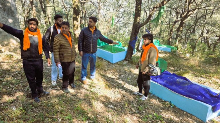 मसूरी बाला हिसार में मजारों को लेकर तनाव, पुलिस-प्रशासन मौके पर तैनात 2 मसूरी बाला हिसार मजार विवाद | बजरंग दल का विरोध | प्रशासन की जांच