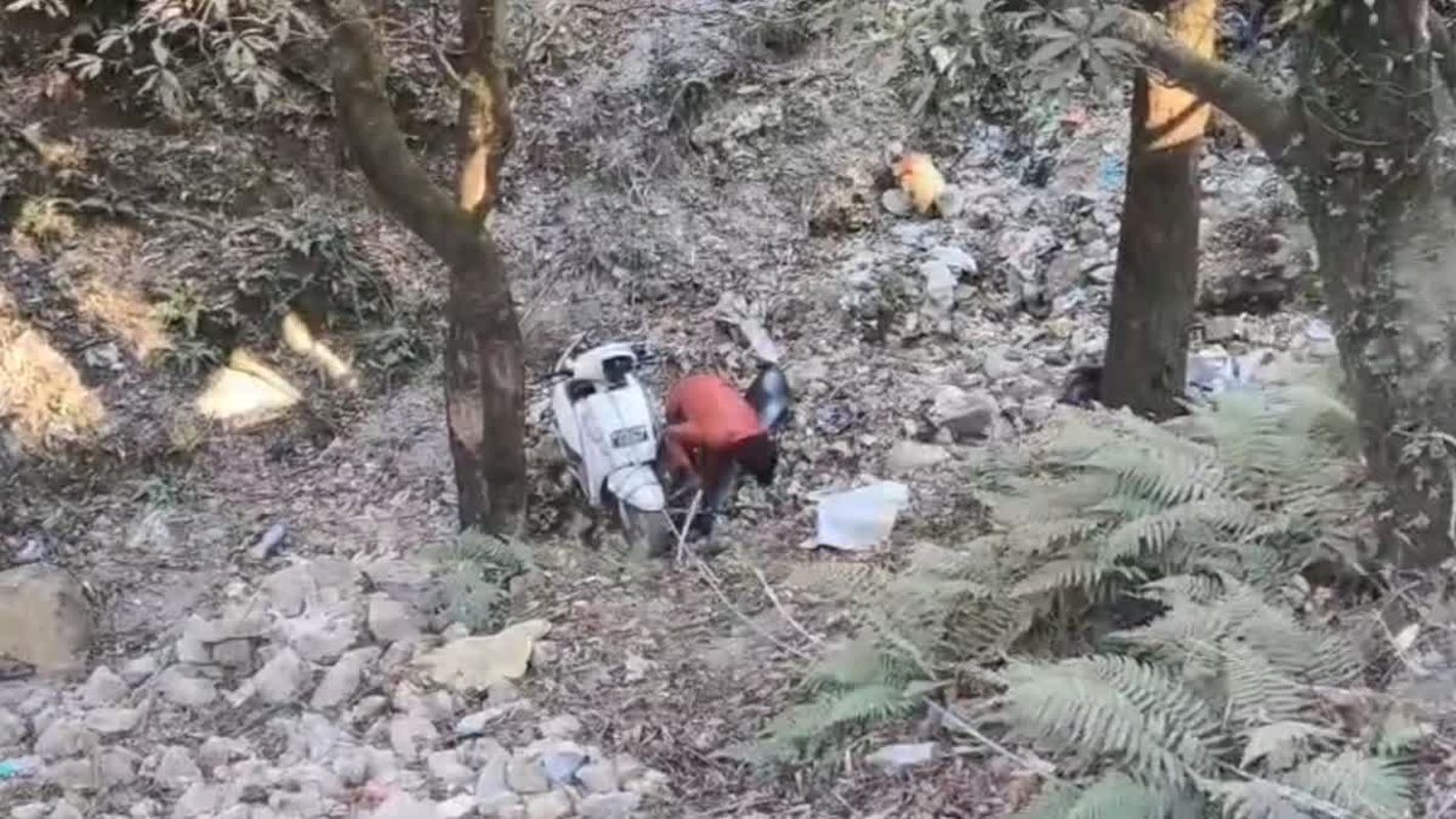 मसूरी हादसा | बर्फीले पाले से फिसली स्कूटी | George Everest Road