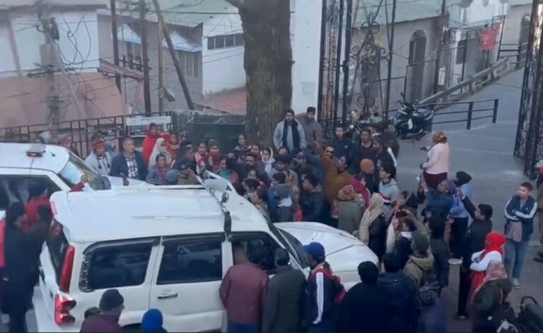 मसूरी में पटरी कारोबारियों का विरोध | टाउन वेंडिंग कमेटी बैठक में हंगामा