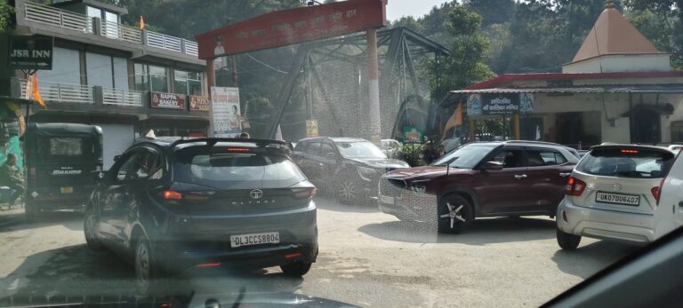 मसूरी में 2026 की पहली बर्फबारी | पर्यटकों की भीड़, हाईवे पर जाम